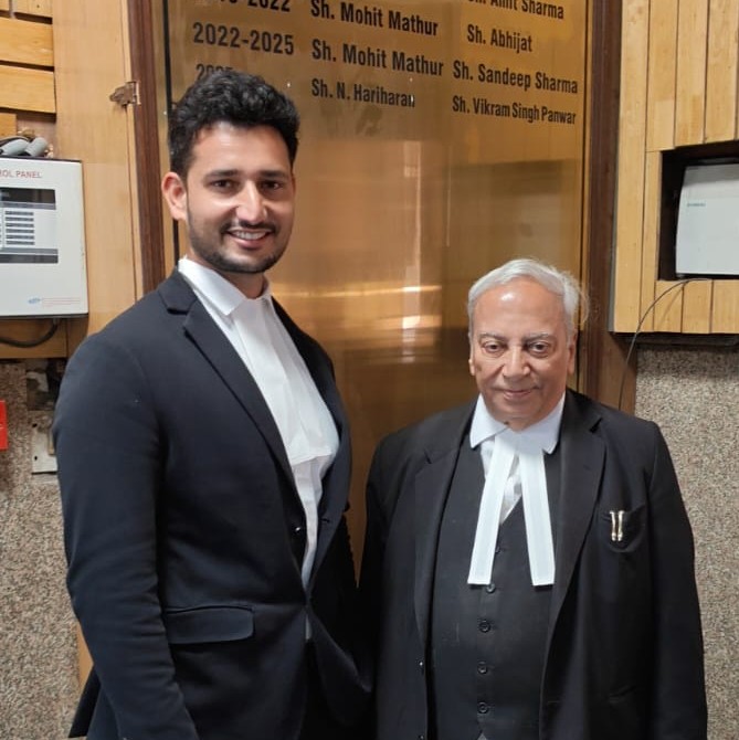 Two lawyers with smiling.